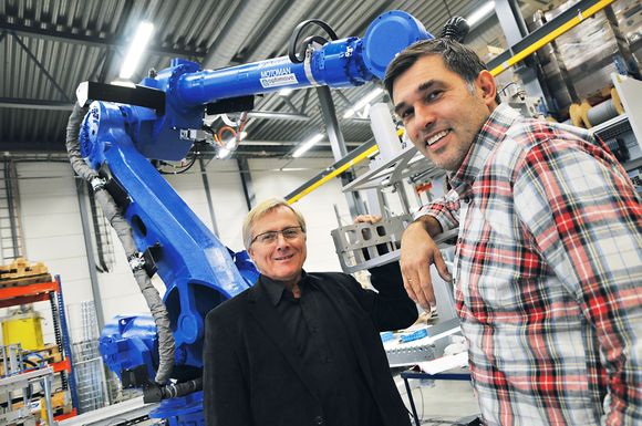 Blåmann: Skala Robotech tilpasser og designer verktøy og systemer rundt de blå Motoman-­robotene. Til venstre daglig leder Ulf Brekke sammen med salgsansvarlig Bent Kløvstad. ⇥Foto: Even Fladberg / Automatisering