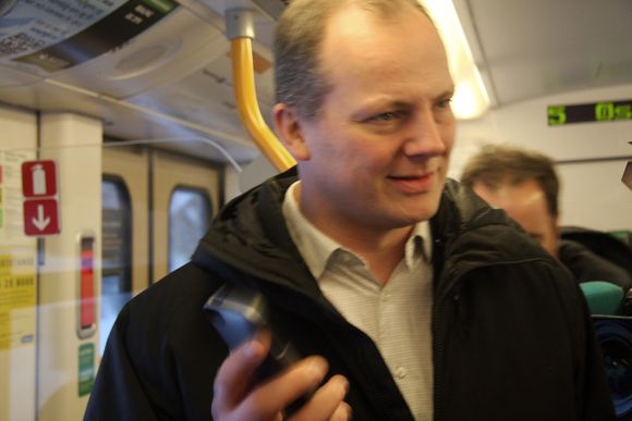 Ketil Solvik Olsen forteller at han har innkalt til møte med Jernbaneverket og NSB for å se på mulighetene for tilsvarende dekning i togtunellene.