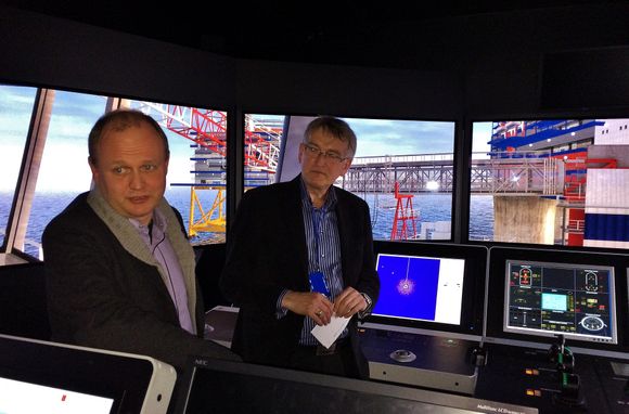 Peter Hildebrand, teknisk inspektør i Floatel International og direktør i Simsea, A. Rune Johansen, foran den nye riggsimulatoren basert på Floatel Superior.