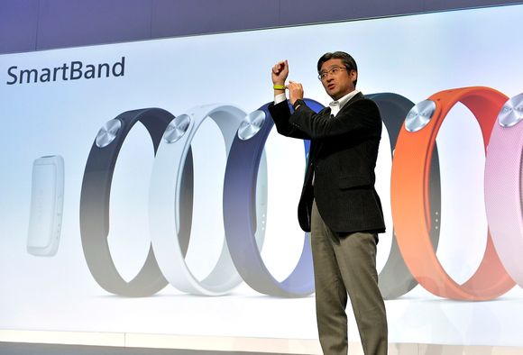 Visepresidenten i Sony, Kunimasa Suzuki, viser frem selskapets nye armbånd.