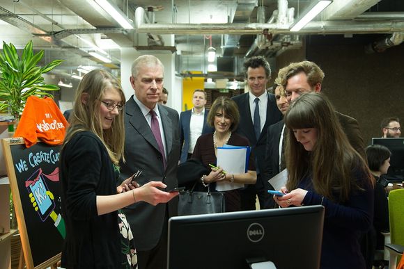 Hertugen av York, prins Andrew, besøkte Kahoot i London tirsdag 03.12.2014. Her er han sammen med blant andre Tavi Hirst (t.v.) og Stephany Coleman (t.h.) fra selskapet.
