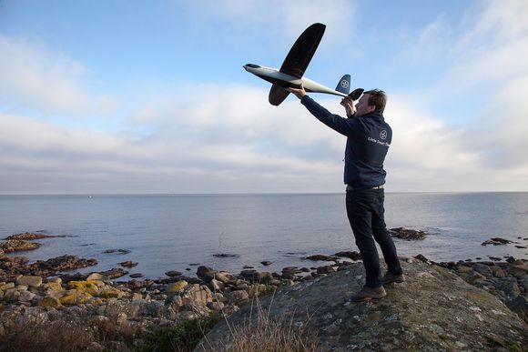 Trenger litt hjelp: Her holder direktør Esben Nielsen i Little Smart Things opp dronen Cumulus One. Det lille flyet må hjelp til å ta av, men er ellers helautomatisk.
