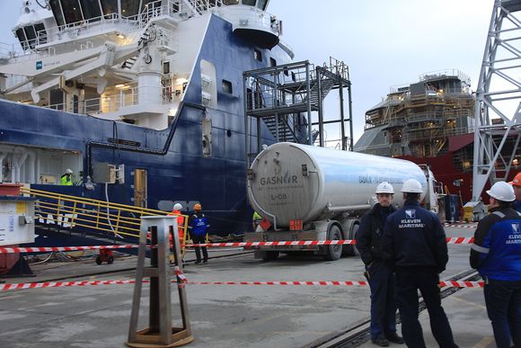 Tankbil fra Gasnor fyller et LNG-drevet skip ved kai på Kleven Verft.