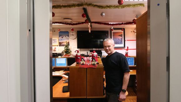 HMS-koordinator Erik Lea skal feire jul på Åsgard A. Kontoret til en kollega er ferdig pyntet.