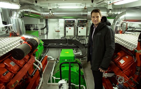 Geir Larsen fra Inpower med den grønne permanentmagnetmotoren i maskinrommet på Mulit Green.