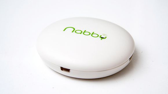 Nabby har batteritid på 70 timer, og lades via USB.