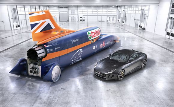 Fullskalamodellen av Bloodhound (den ekte varen er i ferd med å bygges nå) sammen med en Jaguar F-type. Den supersoniske bilen kommer til å veie over sju tonn og den er 14 meter lang.