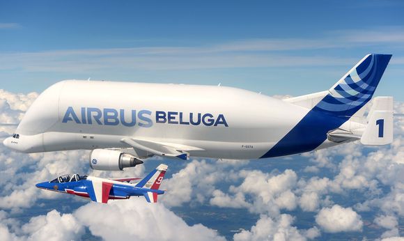 Et av Patrouille de Frances Alphajet sammen med Airbus Beluga over Toulouse.