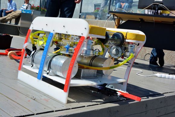 Undervannsroboten er utstyrt med kamera og lys, som skal hjelpe studentene med å manøvrene den rundt under vannet, og robotarm, for å kunne plukke opp søppel fra havbunnen, åpne luker for å komme seg inn i skipsvrak og sette ut sensorer på havbunnen, som blir en del av konkurransen.