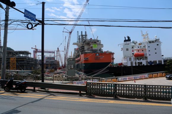 Hyundai Heavy Industries offshoreverft i Ulsan, Sør-Korea. Produksjonsskipet Glen Lyon ligger fortøyd foran.