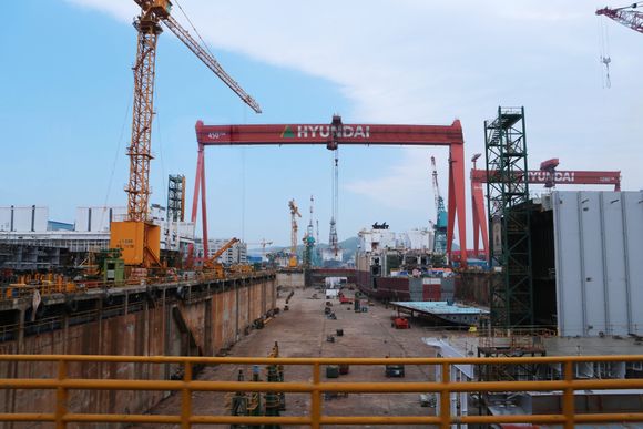 Tørrdokk på skipsverftet til Hyundai Heavy Industries i Ulsan, Sør-Korea.