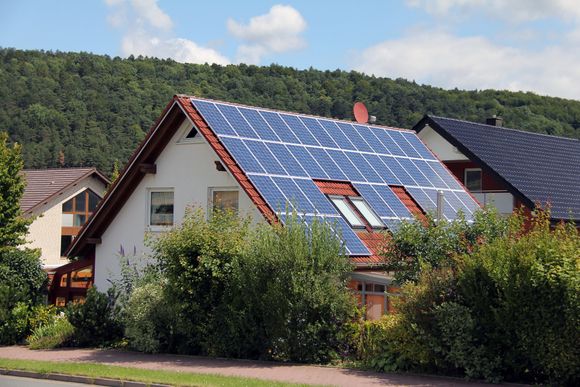 Besparende: Eksempel på hus med solceller på taket.