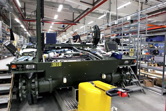 N1001: Her er den første forserievogna nesten klar på Hägglunds-fabrikken. Norges nye CV90 Mk III skal fases inn i det norske forsvaret fra høsten 2015.