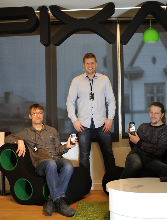 Vanlig AndroidUtviklerne: Christian Rokseth (i midten) leder Pixavi, som har utviklet den nye norske eksplosjonssikre smartmobilen. Han flankeres til venstre av programvaresjef Nils Erik Dahlen og forskningsdirektør Harald Viste til høyre.