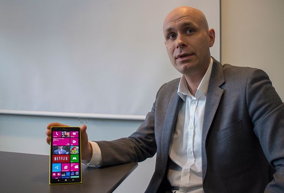 TV: Produktsjef i Nokia i Norge, Henrik Fagernes, mener Lumia 1520 er den perfekte TV-skjermen for folk på farten.