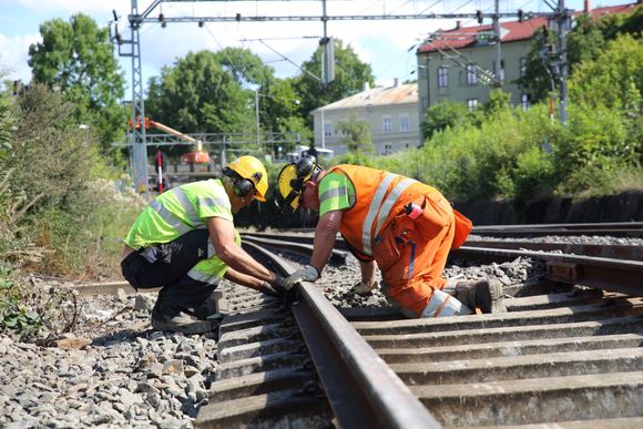 Micael Anderson og Harald Olsen fra Norsk Jernbanedrift legger skinner på Østfoldbanen ut av Oslo etter at sporene ble revet i forbindelse med bygging av en ny bru over den kommende byggegropa til Follobanen.