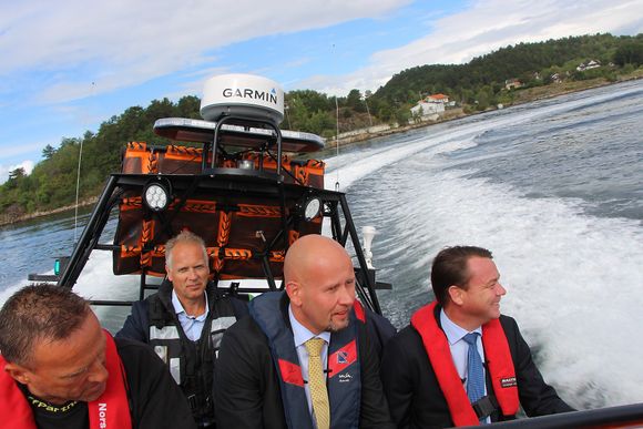 FULL FART: Tord Lien er med Norsafe i Arendal. Her sammen med skipper Arild Hansen, Ronald Schartner fra Norsafe og statssekretær Kåre Fostervold.