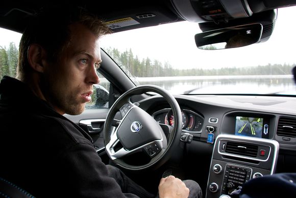 Astazero-testsjåfør Henrik Pettersson demonstrerer høyhastighetsområdet bak rattet på en Volvo V60 Polstar som han for øvrig var med på å utvikle i sin forrige jobb.