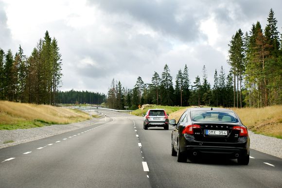 Rundt Astazero går det en 5,7 kilometer lang landevei. Den kan, som her, benyttes til realistisk testing av Volvos siste generasjon teknologi for selvkjørende biler.