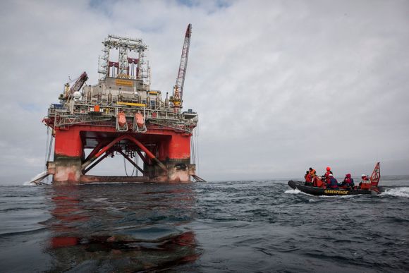Aktivister fra Greenpeace bordet boreriggen Transocean Spitsbergen, da den var på vei til Hoop-området for å bore Apollo. Aktivistene ble værende ombord i to dager.