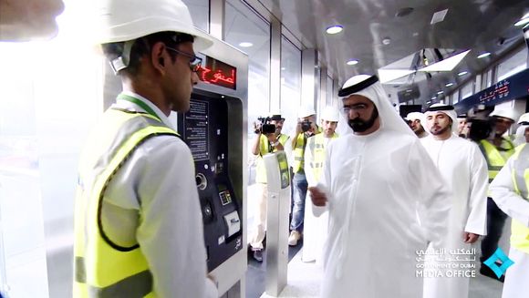 Sjeik Mohammed bin Rashid Al Maktoum tester billettautomaten.