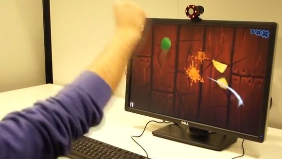 Fruit Ninja med håndbevegelser og et modifisert web-kamera.