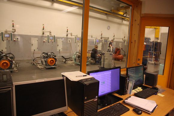 Testbenk: Alle kompressorer blir grundig testet før de forlater fabrikken på Ellingsøy.