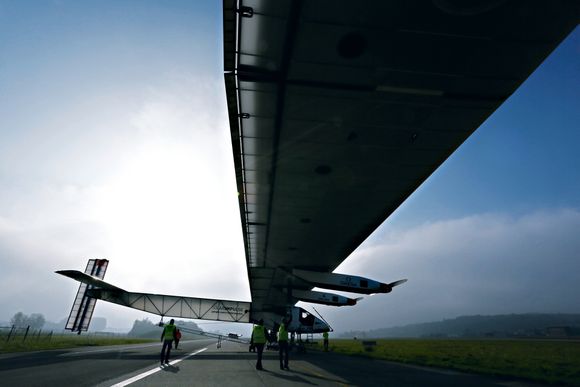 Høy på sol: 1. november i år utførte Bertrand­ Piccard den siste testflygningen av Solar Impulse 2 i Payerne i Sveits. Flyet har et vingespenn på 72 meter og er kledd med over 17.000 solceller.