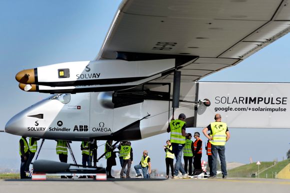 Forberedelser: Mannskap forbereder Solar Impulse 2 før testflyvningen i oktober.