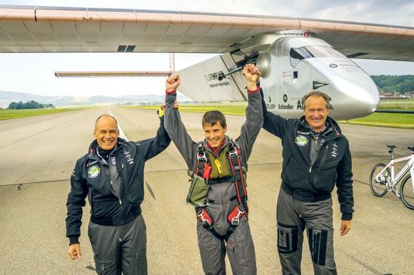 Bertrand Piccard(til venstre) og Andre Borschberg(til høyre) gratulerer testpiloten Markus Scherdel etter den første testflygingen.