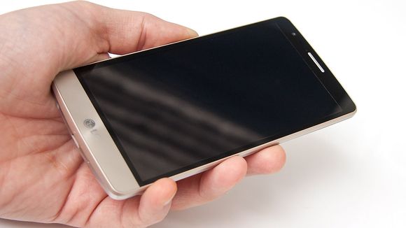 LG G3 S har en størrelse som gjør at den ligger godt i hånda.