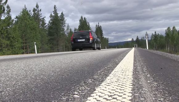 Opphøyet veimerking har stor effekt på ulykkesstatistikken langs norske veier. Rumlefeltet på bildet er på siden av veien, det er rumlefelt i de gule stripene mellom kjøreretningene som har hatt best effekt på hardt skadde og trafikkdøde.