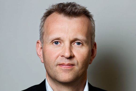 Rune Ulvnes trekker frem Intel og Finn.no som eksempler på virksomheter som får det til på grunn av åpne skott mellom utvikling og produksjon.
