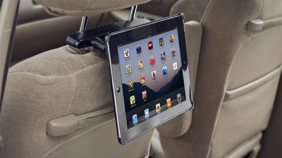 Denne iPad-holderen fra Arkon lar deg feste iPad-en til nakkestøtten i bilen.