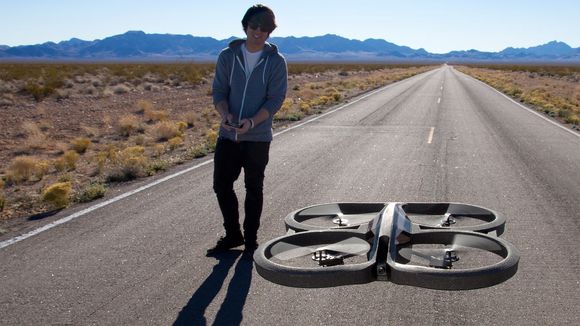 AR.Drone er et flyvende leketøy for voksne. Dette kvadrakopteret har kamera integrert, og styres med en smarttelefon eller et nettbrett.