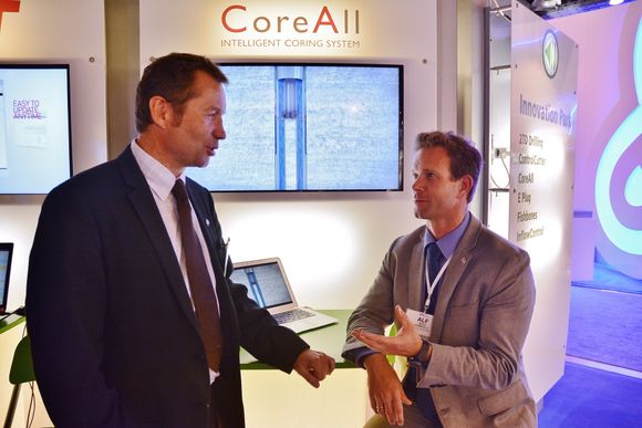 Gründer Per Erik Berger (til venstre) og programdirektør Alf Berle i CoreAll hadde noen travle dager på OTC. De fikk presentert sin kjerneboreteknologi inne i Innovasjonsparken i den norske paviljongen.