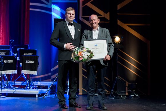 Leder for SPE Stavanger, Hein Andre Langåker (til venstre), delte ut prisen til Jon Kleppe på foreningens årsfest i Stavanger.