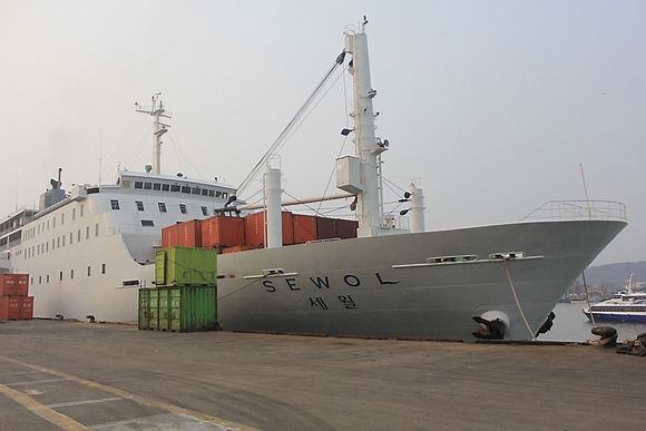Dårlig sikret: Sewol hadde kapasitet til å ta 987 tonn last, det meste i form av containere. Det skal ha vært mellom 1500 og 3600 tonn om bord. Søsterskipet Ohamana ble inspisert etter Sewol-forliset og fikk påpakning for dårlig sikringsutstyr for containere.