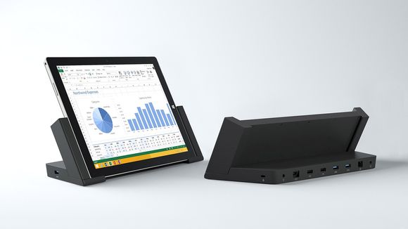 På jobben: En ny dokk skal gjøre det effektivt å benytte Surface Pro 3 i stedet for en PC  på kontoret.
