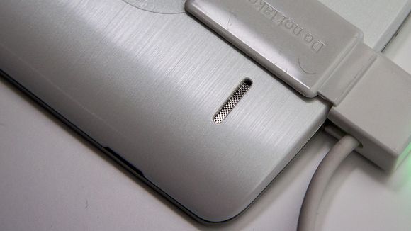 Høyttaleren på baksiden av telefonen drives av en forsterker på 1 watt. Den har samme forsterker som HTC One (M8).