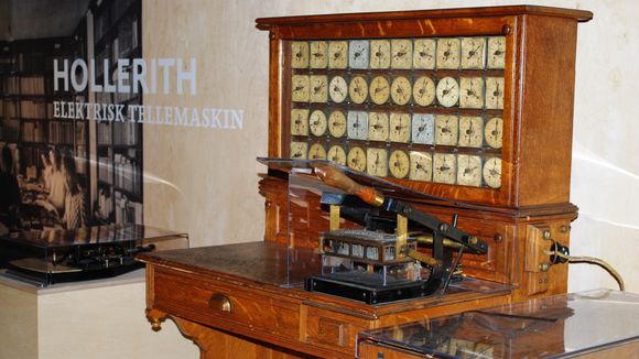 Tellemaskinen Hollerith var en av de første datamaskinene i Norge og gjorde det mulig å telle folk fortere og mer nøyaktig. Det la til rette for mer korrekte valg.