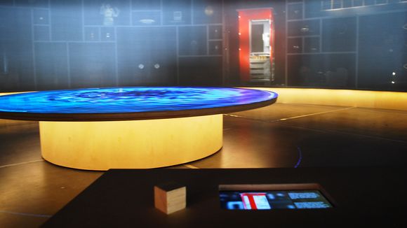 Ved å trykke på skjermen lyses deler av utstillingen opp, og viser hvordan teknologien har lagt til rette for politisk aktivitet