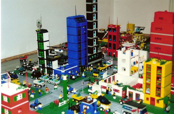 Byggeklosser fra Lego har utformet flere miniatyrfasader enn det som telles kan. Nå følger kanskje den virkelige verden etter.