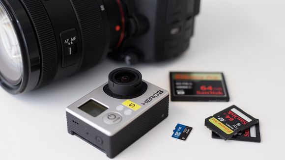 Kameraer og minnekort: Det kan bli mange bilder å holde styr på etter hvert.