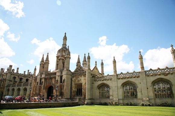 Fra 1441: Bygningene til University of Cambridge er spredt ut over hele byen. Mange er i sentrum. Blant disse er landemerket King’s College, som ble etablert i 1441.