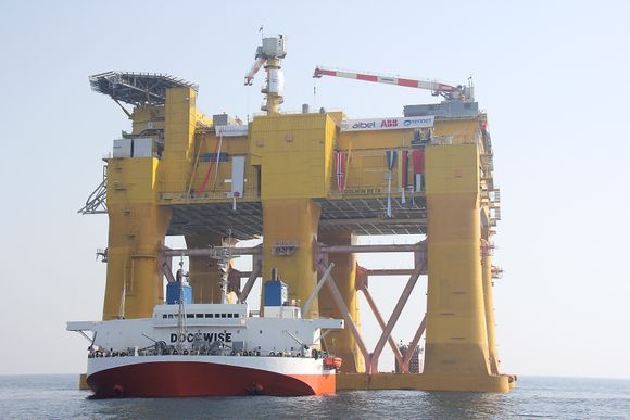 Nær 100 meter: Verdens største offshore-anlegg for høyspent likestrøm er på vei til Haugesund. Denne 90 meter høye omformerstasjonen skal spille en hovedrolle i overføringen av strøm fra havvindmøller i Nordsjøen.