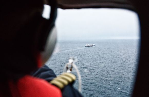HER ER DEN: Greenpeace tok bilder av den russiske oljetankeren Mikhail Uljanov utenfor kysten av Tromsø i helgen. Tankeren inneholder verdens nordligste olje.