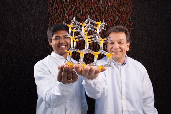 NTNU-forskerne Dheeraj Dasa og Helge Weman har gjort nye funn når det gjelder endring av krystallstrukturen inne i nanotråder. Her med en gigantmodell av wurtzite-krystallen.