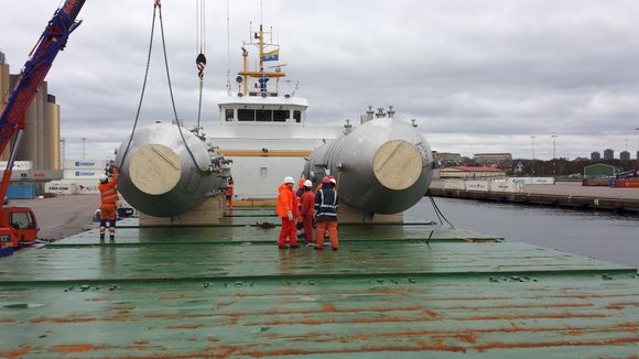 Frakt: Scrubbere fra Green Tech Maritime lastes om bord for transport til et verft for installasjon på et skip.