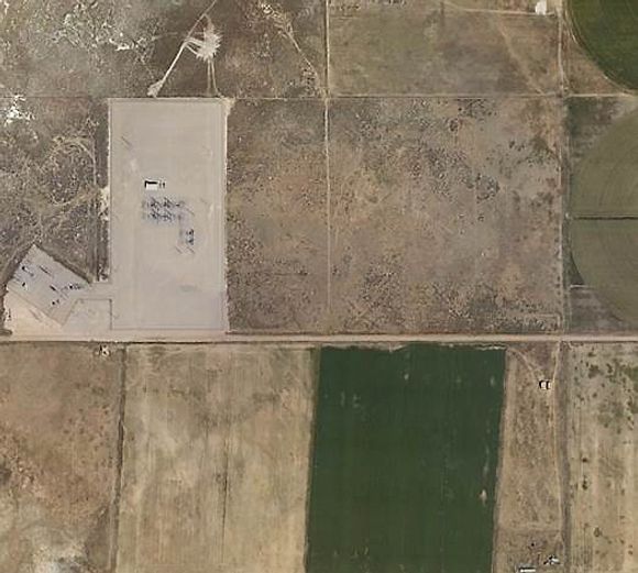 Flyfoto av den 650 mål store tomten hvor anlegget skal bygges.